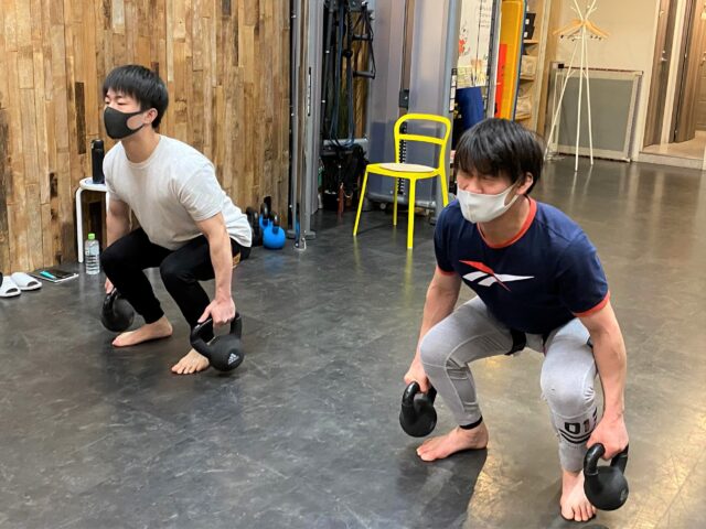 BFRトレーニングベルトを使ったグループトレーニング | 新宿区早稲田 パーソナルトレーニングスタジオ SAWAKI GYM